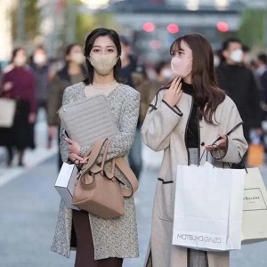 去了日本才发现：东京银座都是“大衣 裙子”穿法，洋气又保暖！