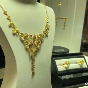 元旦节前黄金消费蓬勃增长 唯品会黄金饰品销量剧增