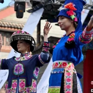 “首届中国·楚雄时装周”启幕 时尚为媒促进民族文化世界共享
