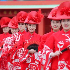 青岛：跨界联名 “剪纸旗袍”引领国潮风尚