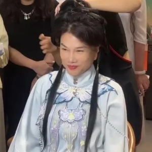 董明珠穿汉服带闺蜜团二刷洛阳洛邑古城：现场围观游客爆满