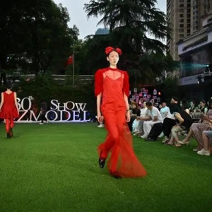 图片新闻｜“60后”“00后”同台走秀 展现不同阶段的时尚美感