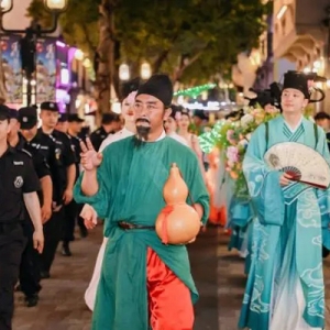 夜色与霓虹相融 国风与时尚交汇 清河坊“夏夜漫游”主题活动开启