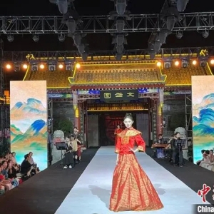 “旗”蕴故都 百年老北市秀旗袍之美