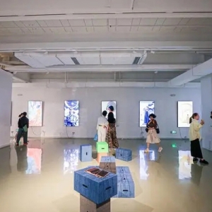 “识见新生态”，王小慧与时尚设计师Al对话艺术展开幕