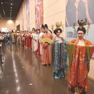 “走出来的敦煌壁画”再现千年风华