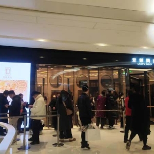 “金界爱马仕”门店限流、持续涨价、单价高于市场价……老铺黄金为何被热捧？