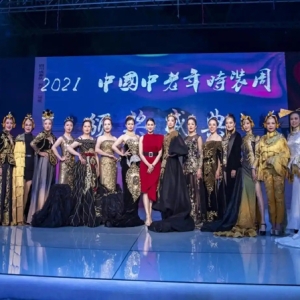 8000元买秀服、90岁上T台⋯⋯老人中流行“出道”当模特！给张馨予设计“东北大棉袄”的设计师也在干这个
