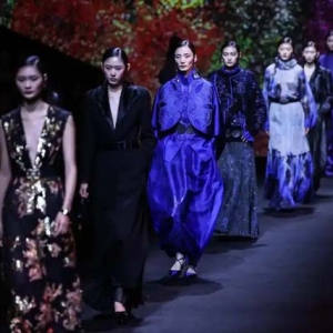 匠心独运传递东方时尚叙事，2025秋冬上海时装周启幕