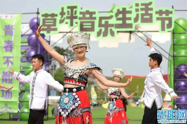 100种玩法根本“停不下来”！多彩贵州城草坪音乐生活节开幕
