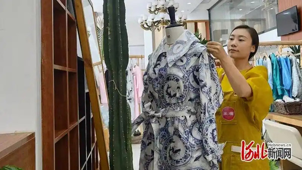 促进民营经济高质量发展·超能量的“中小微”｜温小暖以新中式设计创国潮品牌 从地摊走向国际时装周