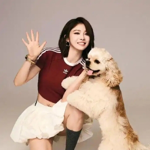 吴艳妮晒与爱犬时尚大片，露腰短裙大秀马甲线，大长腿撑起“超模气场”