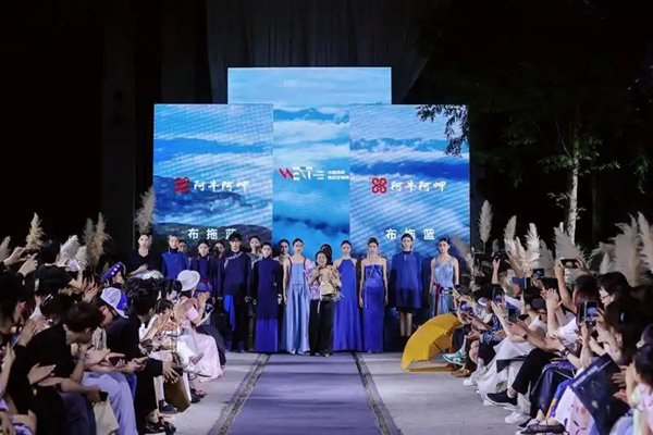 织就世界时尚新图景 2025中国西部高级定制周璀璨闭幕