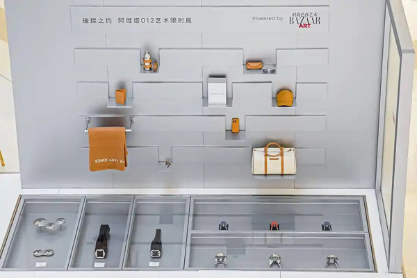 破局同质化乱象，豪华车如何用奢侈品美学重构价值坐标系？｜汽车观察
