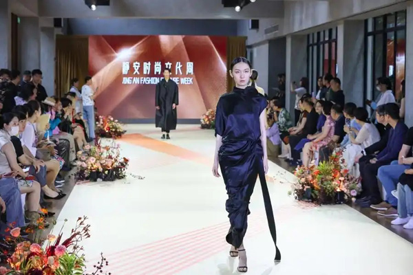 “即看即买”展售一体！青砖T台映霓裳，百年张园变时尚秀场