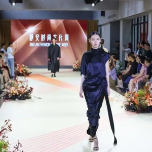“即看即买”展售一体！青砖T台映霓裳，百年张园变时尚秀场