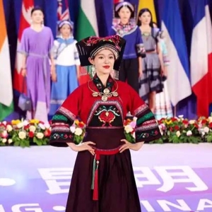 蓝靛染就丝路韵 银绣缀亮世界舞台丨贵州册亨布依服饰闪耀南博时装周