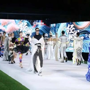 2025大连时装周：百年东关街成时尚大秀场！
