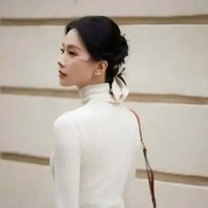 刘诗诗闪耀CELINE巴黎时装周，唐甜打造绝美造型引热议