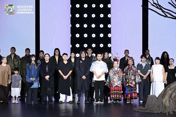 贵州“村T”年近八旬“姐妹花”亮相中国时尚大会：把苗绣打造成跨越地域与时间的“文化交响”