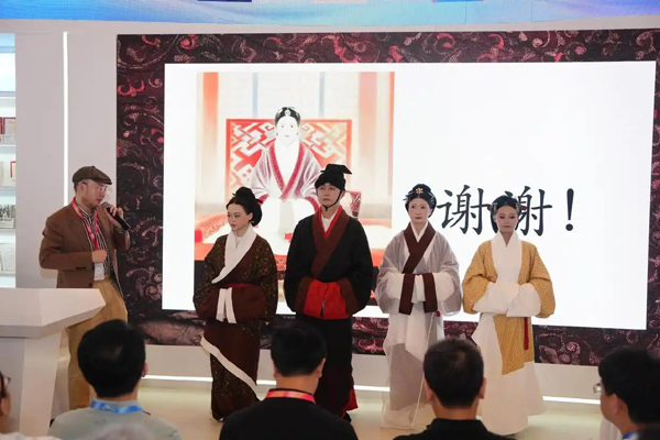 一袭汉服惊艳上海书展，这场活动让千年时尚对话当代潮流