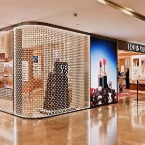 路易威登全球首家美妆店在南京德基开业，口红1200元创行业新高