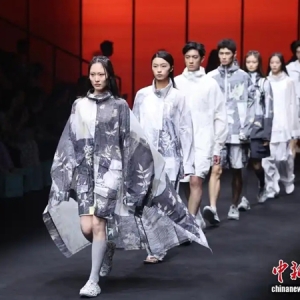 设计师贺华洲携品牌时装亮相2025中国国际时装周（秋季）