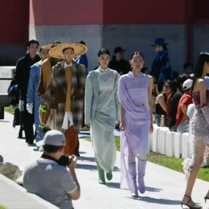 北京时装周青年设计师扶持计划专场秀在隆福寺上演