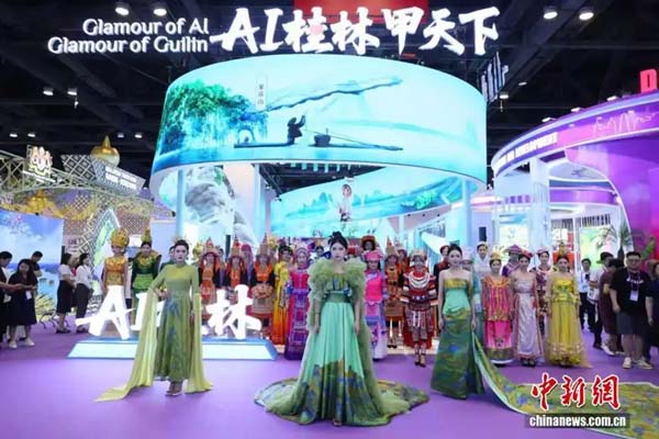东博会时尚走秀 中国多民族服饰与东盟传统服装吸睛