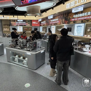 潮声丨“线上玩家”为何争相“逆向而下”？互联网品牌集体开起实体店