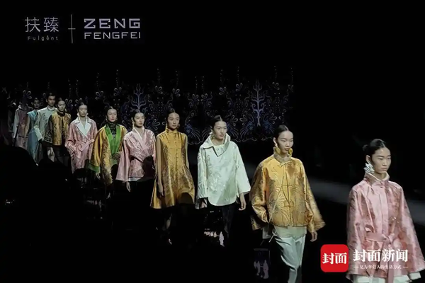 当非遗遇见时尚 蜀锦成衣亮相中国国际时装周