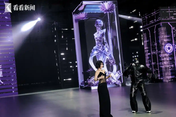 跨界盛宴点亮申城 上海时装周创意迭出